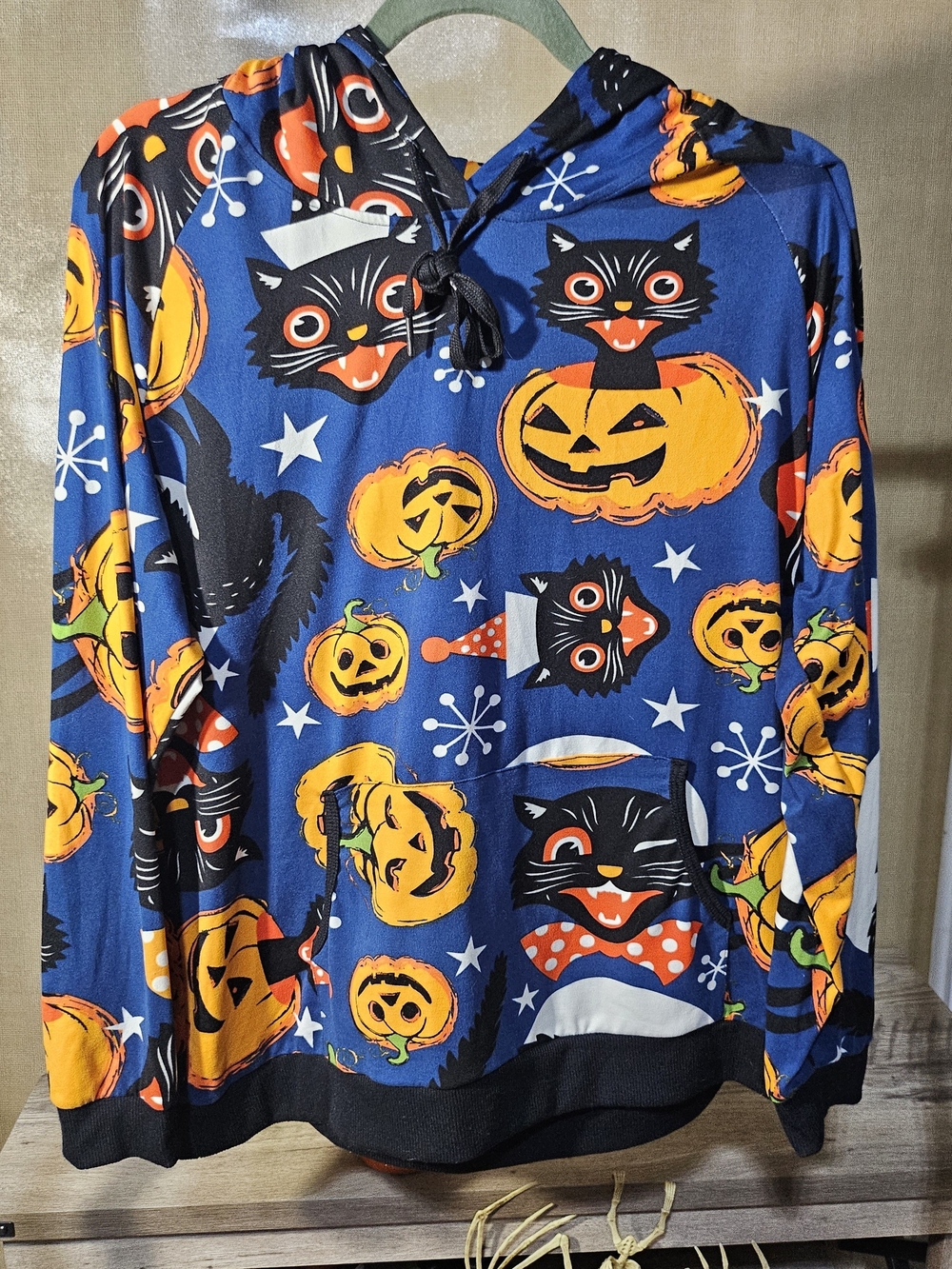 Vintage Vibe Halloween Super Soft Hoodie – Royal Blue Cats & Jack-o'-Lanterns